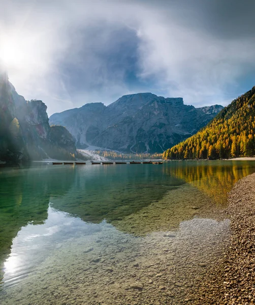 Jesienią Spokojne Alpejskie Jezioro Braies Lub Pragser Wildsee Park Narodowy — Zdjęcie stockowe