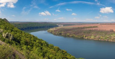 Dnister Nehri Kanyonu 'nun muhteşem bahar manzarası. Resimli kayalar, tarlalar, çiçekler. Shyshkovi Gorby, Nahoriany, Chernivtsi bölgesi, Ukrayna.