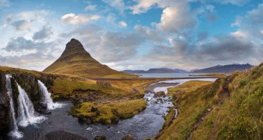 Ünlü Kirkjufell Dağı ve Kirkjufellsfoss Şelalesi Batı İzlanda sonbahar manzarasında Grundarfjordur 'un yanında..