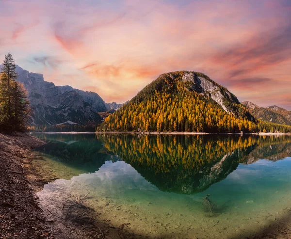 Otoño Tranquilo Lago Alpino Braies Pragser Wildsee Parque Nacional Fanes —  Fotos de Stock
