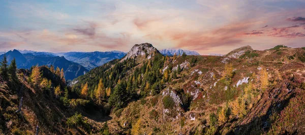 日当たりの良い牧歌的な秋の高山のシーン ドルフガステインからパラーゼ湖 ランドザルツブルグ オーストリアへのハイキングコースからの穏やかなアルプスの山の景色 絵のように美しいハイキング季節 自然の美しさのコンセプトシーン — ストック写真