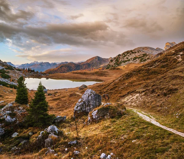 Frühherbstliche Berglandschaft Den Dolomiten Ruhiger Valparola Pass Und Seeblick Belluno — Stockfoto