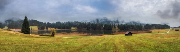 Αλπική Λίμνη Geroldee Wagenbruchsee Βαυαρία Γερμανία Φθινοπωρινή Συννεφιά Ομίχλη Και — Φωτογραφία Αρχείου