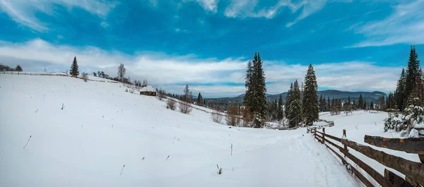 Platteland Heuvels Bossen Landbouwgronden Winter Afgelegen Alpine Bergdorp Kleine Oude — Stockfoto