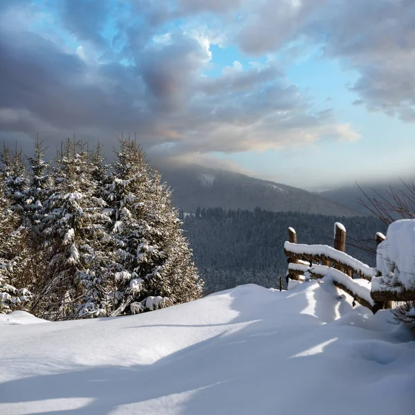 冬のリモート高山の村の郊外 田舎の丘 林や農地 — ストック写真