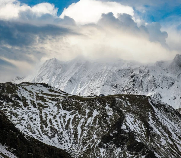 冰岛五彩缤纷的大地隆重的高山被白雪覆盖 — 图库照片