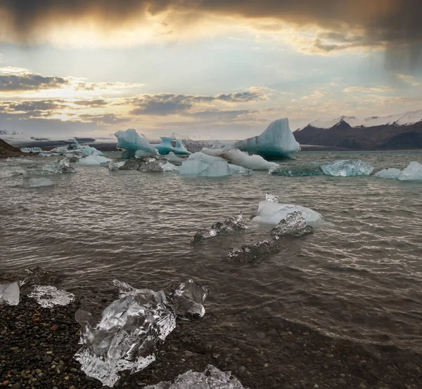 Παγωμένη Λίμνη Jokulsarlon Λιμνοθάλασσα Παγόβουνα Ισλανδία Βρίσκεται Κοντά Στην Άκρη — Φωτογραφία Αρχείου