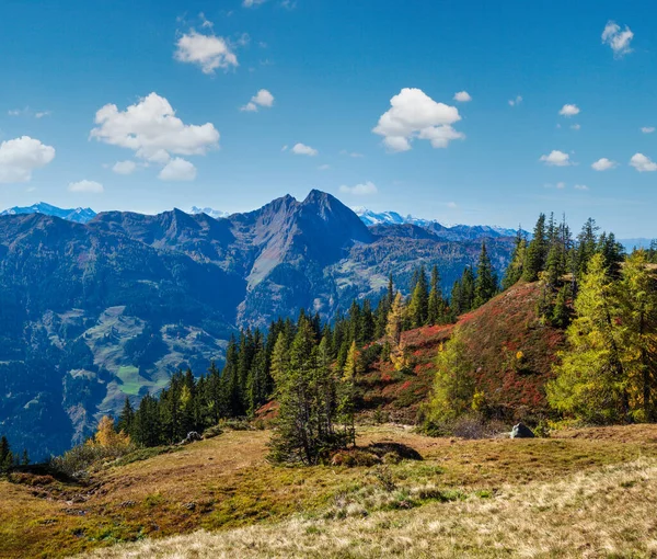 日当たりの良い牧歌的な秋の高山のシーン ドルフガステインからパラーゼ湖 ランドザルツブルグ オーストリアへのハイキングコースからの穏やかなアルプスの山の景色 絵のように美しいハイキング季節 自然の美しさのコンセプトシーン — ストック写真