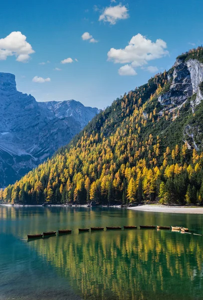 秋の穏やかな高山湖ブレイまたはプラガー野生の参照してください Fanes Senes Prags国立公園 南チロル ドロマイトアルプス イタリア ヨーロッパ 絵のような旅 四季折々の自然美のコンセプトシーン — ストック写真