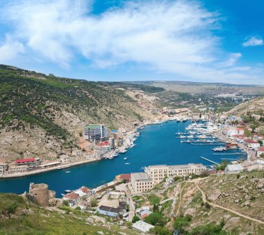 deniz gemi, iskele (yün kasaba, Kırım, Ukrayna ile yaz manzarası)