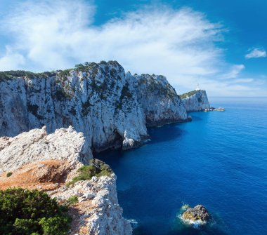 lefkas Adası ve deniz feneri (Yunanistan, İyon Denizi kayalık Güney cape)