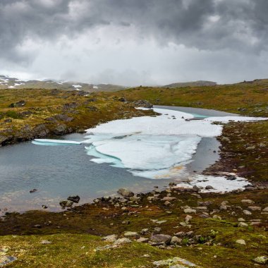 Kuzey Norveç dağ bahar tundra Vadisi ve buz pasta ile su birikintisi