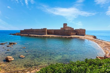 Le Castella, Aragonca Kalesi (build 474 M.ö. yılında), Costa dei Saraceni Capo Rizzuto, Calabria, Italy yakınındaki bakan küçük bir adacık İyon Denizi kıyısında, üzerinde bir kale.