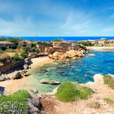 Spiaggia Massolivieri plaj yaz deniz manzara (Siracusa, Sicilya, İtalya). İnsanlar tanınmaz.