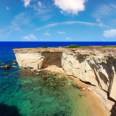 Mağarasını Spiaggia Massolivieri sahilde. Yaz deniz manzara (Siracusa, Sicilya, İtalya)