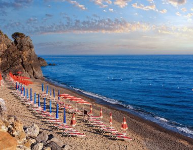 Güzel Tiren Denizi kıyı şeridi ve plaj manzara. Cilento ve Vallo di Diano Milli Parkı, Salerno, İtalya
