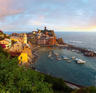 Vernazza - beş ünlü köylerinden Ligurya Denizi ve dik kayalıklarla karada arasında askıya Liguria, İtalya, Cinque Terre Milli Parkı, yaz aylarında güzel gün batımı.