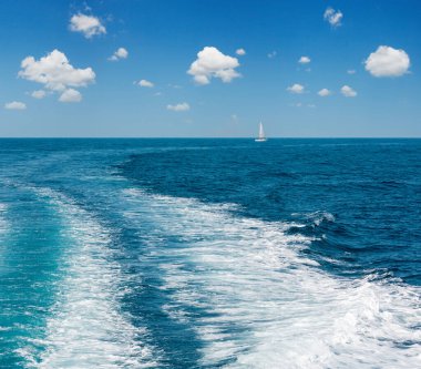 Sürat teknesi kuyruğunun izleme veya beyaz yelkenli gemi ve deniz su yüzey üzerinde çok feribot. Doğal ve tatil arka plan.