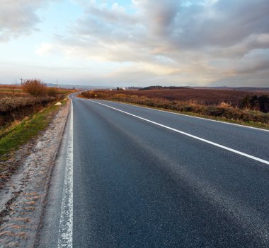 Yol ile bahar gündoğumu kırsal kırsal yoluyla tepeler ve köy ilçe sınırı tarım alanlarını ileri sürülmüş. İhale hassas sabah sabah güneş ışığı altında sürülebilir ve büyüme tarım arazileri.