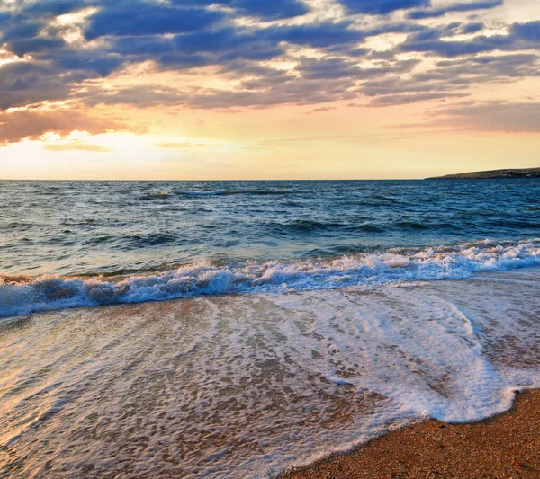 Zee Surf Golf Breken Zonsondergang Zandige Kustlijn — Stockfoto