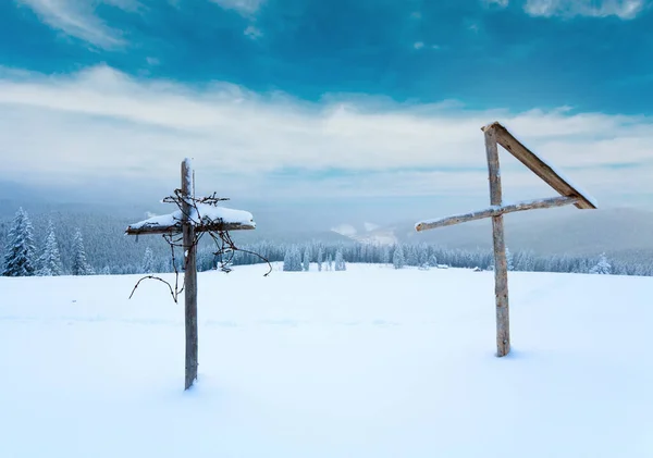 夜冬穏やかなフロント Kukol マウント カルパティア山脈 ウクライナの木製の十字架と山の風景 — ストック写真