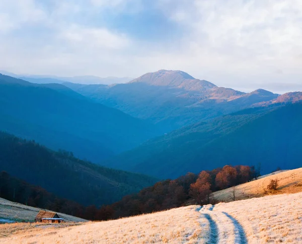 国の道路ある日の出カルパティア山脈 ウクライナ 秋の風景 — ストック写真
