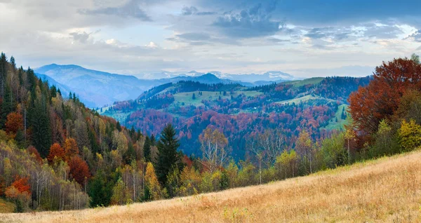 Herbstnebelmorgendliches Bergpanorama Mit Heuhaufen Davor Karpaten Ukraine Zwei Schüsse Stich — Stockfoto