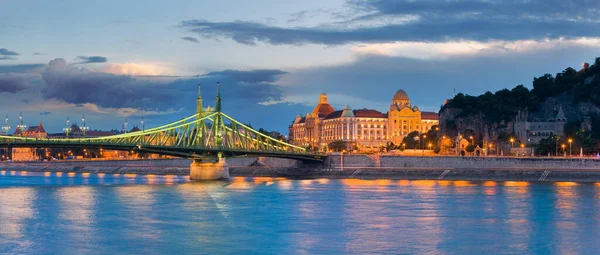 ブダペストの夜景 長い露光時間 ハンガリーのランドマーク 自由橋とゲレールト ホテル パレス — ストック写真