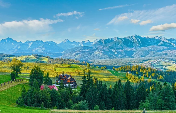 Verano Pueblo Montaña Las Afueras Cordillera Tatra Detrás Gliczarow Dolny — Foto de Stock