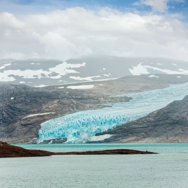 Озеро Свартисватнет Облачный Вид Ледник Свартисен Мелой Норвегия — стоковое фото