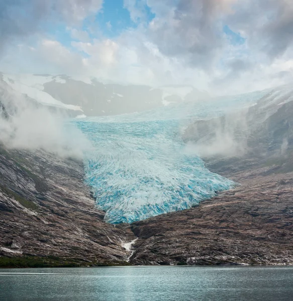 Lake Svartisvatnet Sisli Bulutlu Görünüm Svartesien Buzul Meloy Şarkı Sözleri — Stok fotoğraf