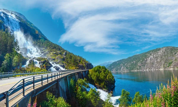 Zomer Berg Langfossen Waterval Helling Etne Noorwegen — Stockfoto