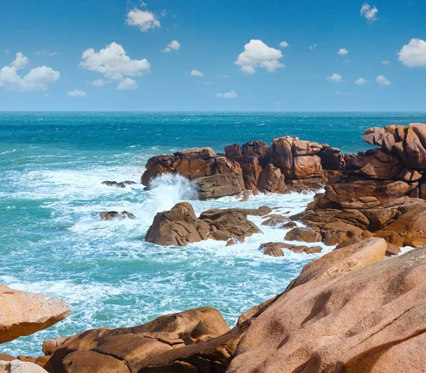 海洋海岸春天视图 佩罗斯至 Pleumeur Bodou 布列塔尼 粉红色花岗岩海岸 — 图库照片