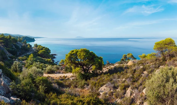 朝の夏のエーゲ海の海岸線 Nikiti シトニア ハルキディキ ギリシャ — ストック写真