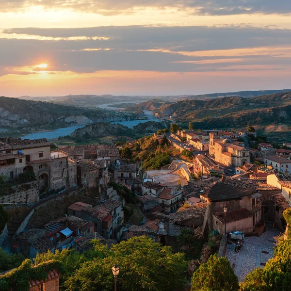 日の出古い中世のスティロファモスカラブリア村ビュー 南イタリア — ストック写真