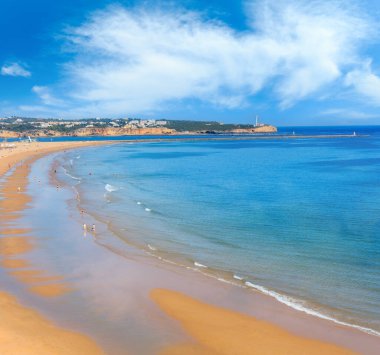 Kumlu plaj Praia dos Tres Castelos, Portimao, Algarve, Portekiz akşam. Üstten Görünüm, tanınmayan insanlar.