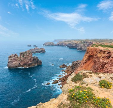 Yaz Atlantik kayalık kıyı manzarası, Carrapateira, Aljezur, Algarve, Costa Vicentina, Portekiz.