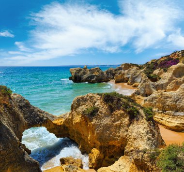 Yaz Atlantik kayalık sahil görünümü (Albufeira sınırı, Algarve, Portekiz).