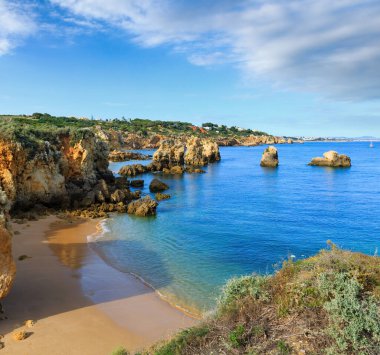 Kumlu plaj ve yaz Atlantik kayalık sahil üst görünümü (Albufeira eteklerinde, Algarve, Portekiz).