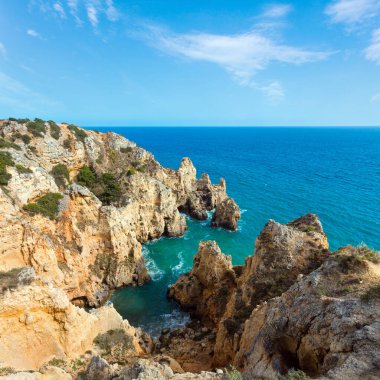 Atlantik Okyanusu yaz kayalık sahil şeridi görünümü (Ponta da Piedade, Lagos, Algarve, Portekiz).