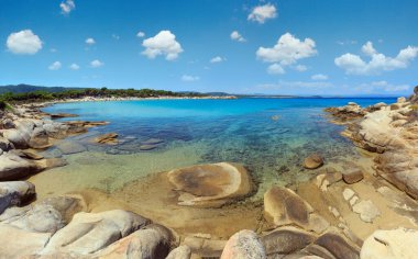 Ege Denizi sahil görünümü ve Karidi veya Karydi beach (Chalkidiki, Yunanistan). İki el silah sesi panorama dikiş. Tanınmayan insanlar. 
