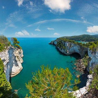 San Felice Puglia, İtalya Gargano Yarımadası yaz Architello (kemer). Dört dikey el dikiş yüksek çözünürlüklü panorama.