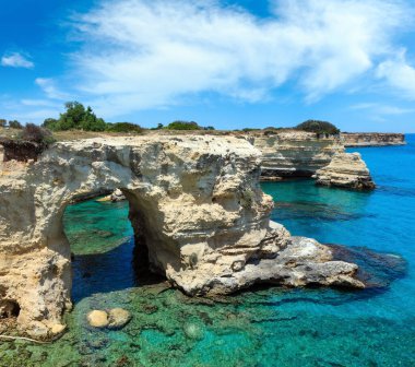 Uçurumlar, kayalık kemer ve yığında (faraglioni), Torre Sant Andrea, güzel deniz manzarası: Salento deniz kenarı, Puglia, İtalya