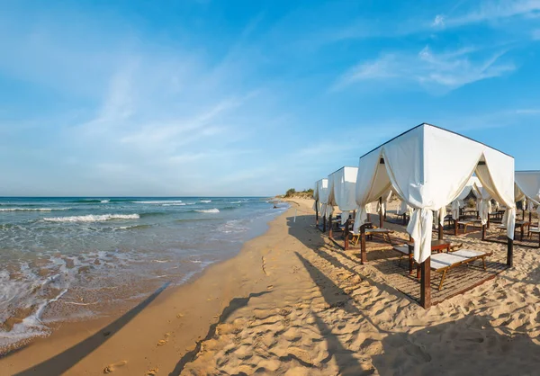 朝パラダイスの白い砂浜の海ビーチ プーリア イタリアのビーチ テント天蓋 — ストック写真