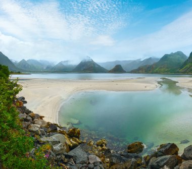 Norveç Denizi bulutlu gece görünümü kumsala (uzak değil No, Norveç ile).