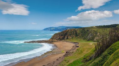 Biscay (İspanya), Getxo kasabasındaki Azkorri Plajı (Gorrondatxe). Yaz Atlantik kıyısı manzarası. 