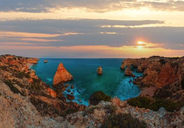 Akşam Atlantik kayalık kıyı şeridi üst twi; ight view (Marinha Sahili, Lagoa, Algarve, Portekiz).