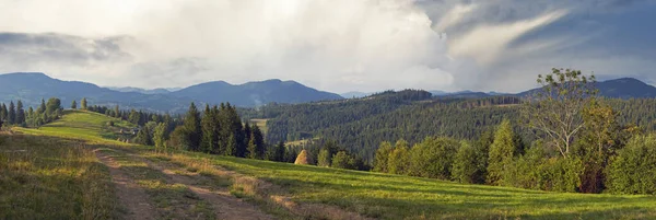Wieczór Górski Widok Panoramiczny Drogi Ziemnej Stogi Siana Nieruchomości Wiejskich — Zdjęcie stockowe