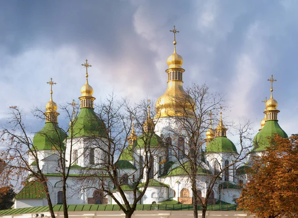 朝聖ソフィア大聖堂の教会の建物の眺め ウクライナのキエフ市内中心部 — ストック写真