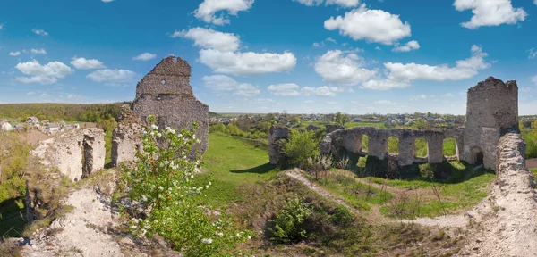 Sydoriv城の遺跡の春景色 1640年代に建てられた ウクライナのテルノピル地方 フシアティン町の南7キロに位置するSydoriv村 — ストック写真